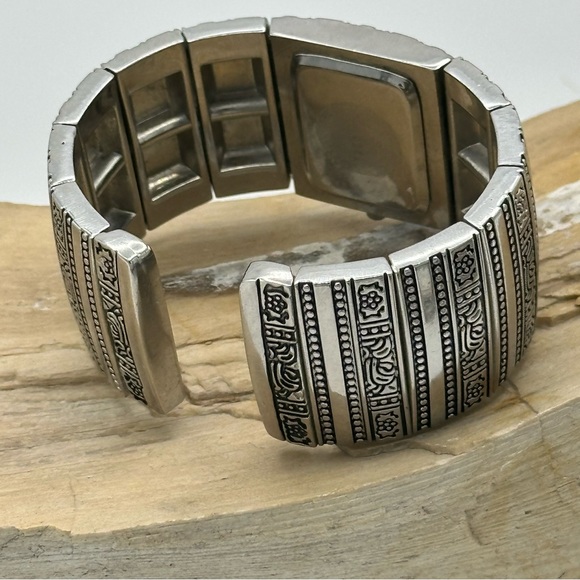 Fashion watches 4pcs, Chicos, Trendz, Geneva, and Armitron.Need batteries.(210) - Picture 8 of 16